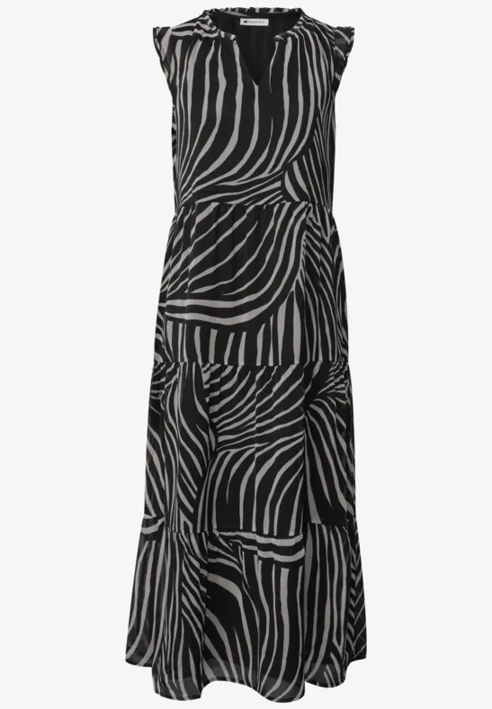 Langes, ärmelloses Kleid mit schwarz-weißem Zebrastreifenmuster und fließendem Rock.