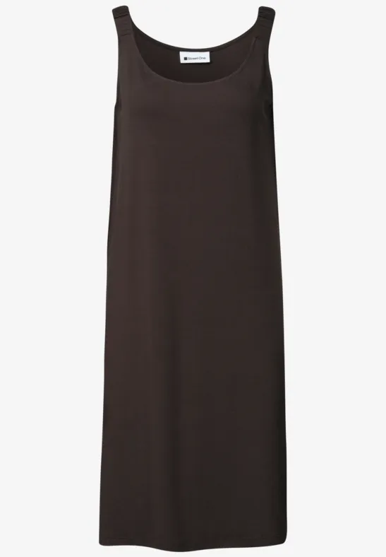 Einfaches braunes ärmelloses Midikleid mit weitem Rundhalsausschnitt.