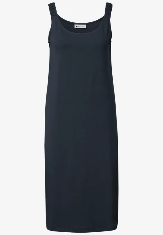 Schlichtes, ärmelloses schwarzes Midikleid mit Rundhalsausschnitt.