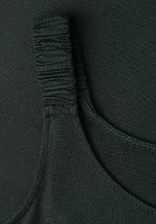 Schwarzes Kleidungsstück mit gerafftem Trägerdetail aus elastischem Stoff