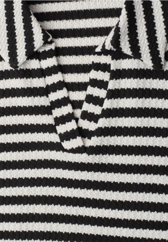 Schwarz-weiß gestreifter Strickpullover mit Kragen und V-Ausschnitt.