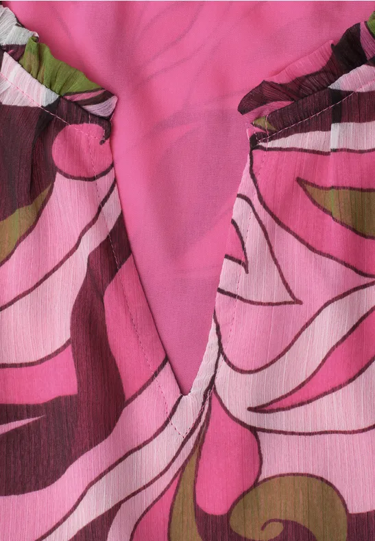 Oberteil mit rosa geblümtem Muster, V-Ausschnitt und Raffung an den Schultern.