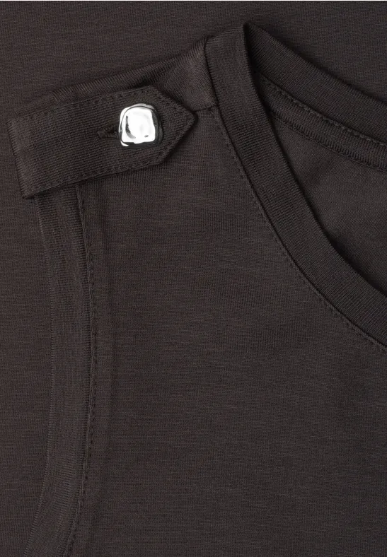 Kurzes braunes Tank-Top mit Schulterpasse und silbernem Zierknopf