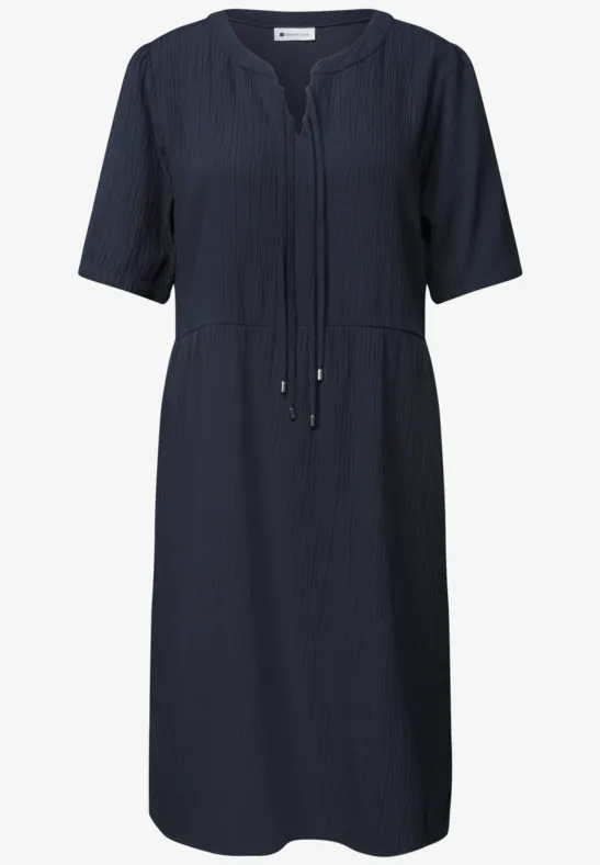 Marineblauwe midijurk met korte mouwen, V-hals en taillekoord.