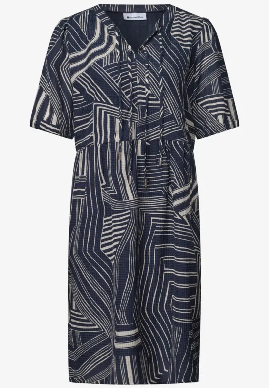 Knieumspielendes Kleid mit abstraktem blau-beigem Grafikmuster, V-Ausschnitt, kurzen Ärmeln und Taillengürtel.