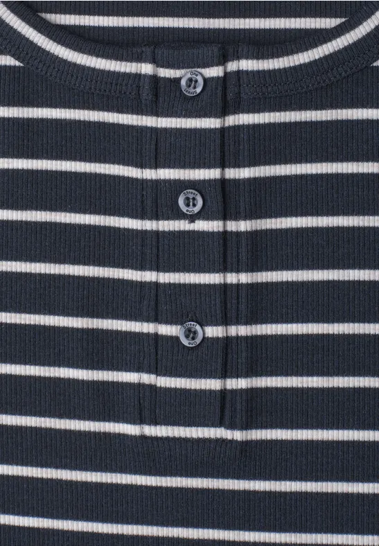 Gros plan sur un pull rayé bleu marine à maille, patte de boutonnage et trois boutons.