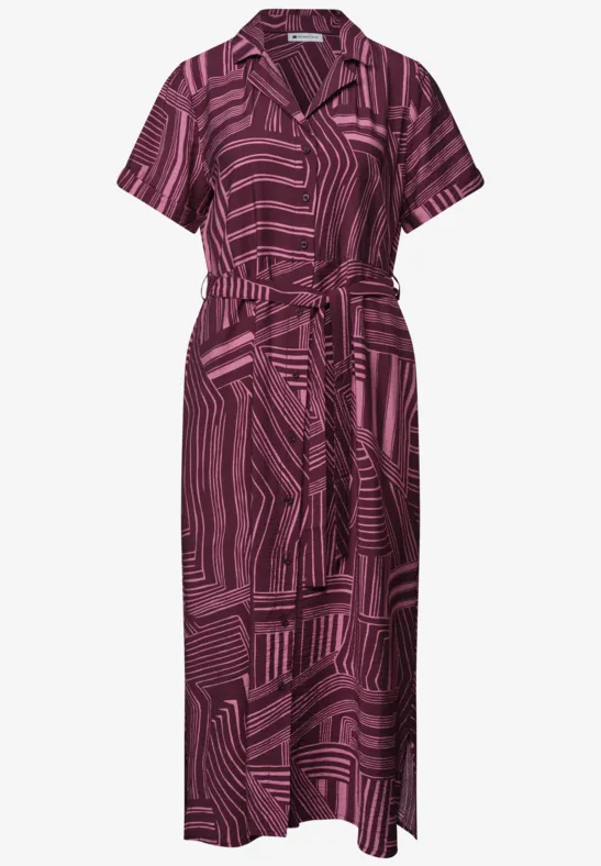 Lila gemustertes Hemdblusenkleid mit kurzem Arm und Taillengürtel.