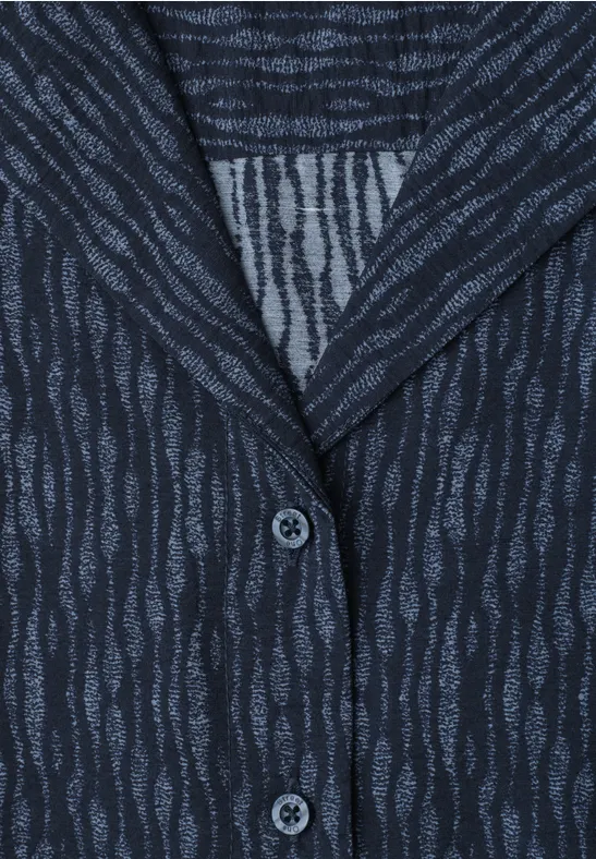 Dunkelblaue Jacke oder Hemd mit feinem, wellenförmigem Muster und Knopfverschluss.