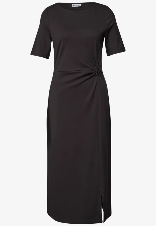 Robe midi noire à encolure ronde, manches courtes, détail noué sur le côté et petite fente.