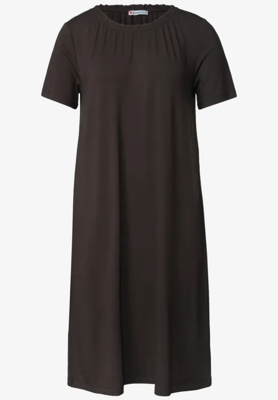 Een eenvoudig zwart T-shirtjurk tot op de knie met ronde hals en korte mouwen.