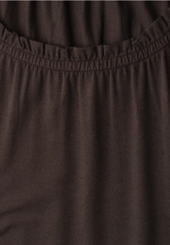 Bruine zachte katoenen shirt met elastische ronde hals.