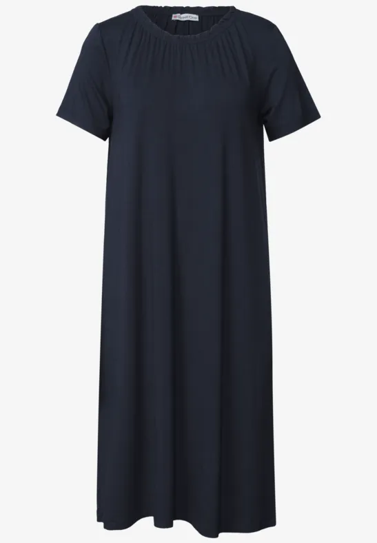 Effen donkerblau midi-jurk met korte mouwen en geplooide ronde hals.