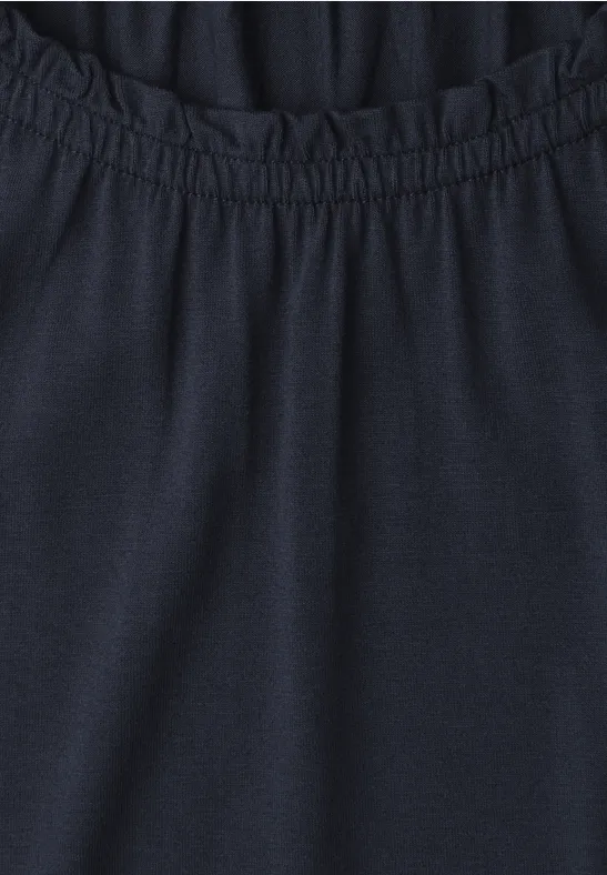 Close-up van donkerblauw kledingstuk met elastische tailleband