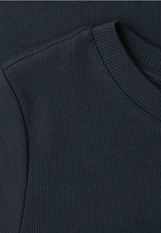 Nahaufnahme eines dunkelblauen, gerippten Pullovers am Halsausschnitt