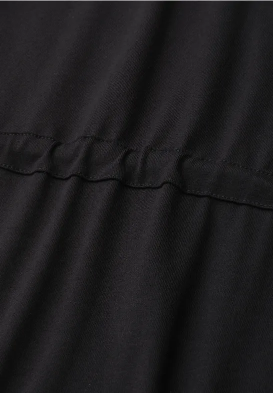 Tissu noir avec couture centrale et plis subtils