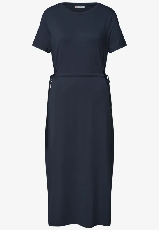 Dunkelblaues T-Shirt-Kleid in Midi-Länge mit Rundhalsausschnitt, kurzen Ärmeln und Taillengürtel.