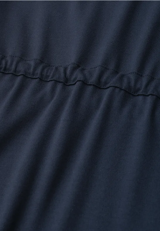 Dunkelblauer Stoff mit elastischer Naht und feiner Raffung