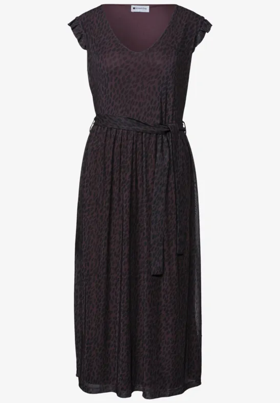 Dunkel gemustertes Midikleid mit V-Ausschnitt, kurzen Flügelärmeln und tailliertem Gürtel.