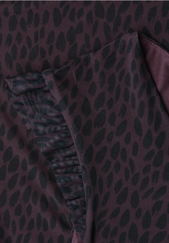 Nahaufnahme eines bordeauxfarbenen Stoffes mit schwarzem Blattmuster und geraffter Tasche.