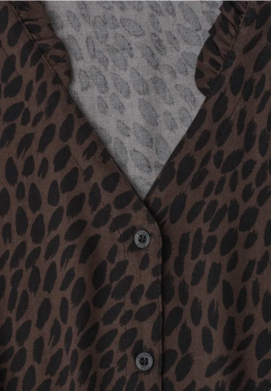 Bruin shirt met zwart luipaardprint, grijze binnenkant en knopen aan de voorkant.