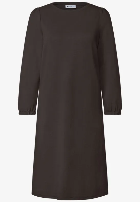Une robe droite brun foncé, manches longues, encolure ronde et poignets élastiques, longueur genoux.