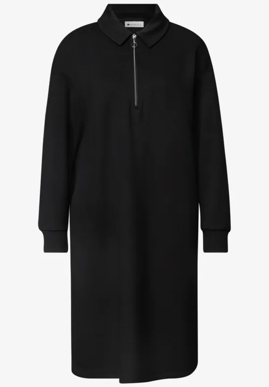 Schwarzes Midikleid aus Sweatstoff mit Halb-Reißverschluss, Stehkragen und langen Ärmeln.