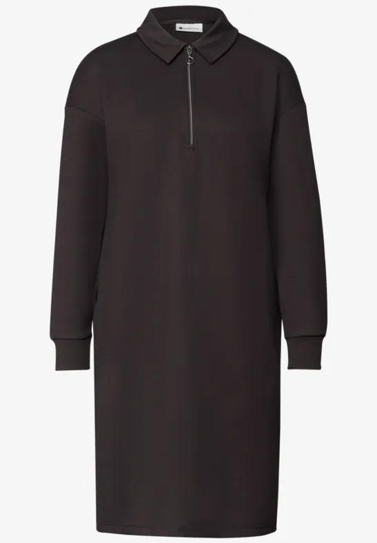 Robe polo noire à manches longues avec fermeture éclair au col et poignets côtelés.