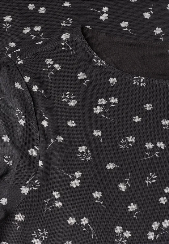 Schwarzes T-Shirt mit zarten weißen Blütenmustern