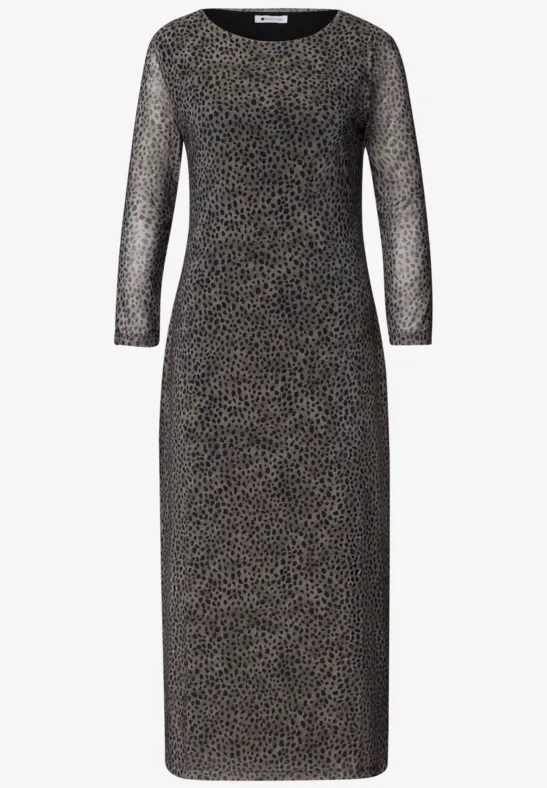 Elegantes, knielanges Kleid mit 3/4-Ärmeln und feinem Leopardenmuster, figurbetont und zeitlos.