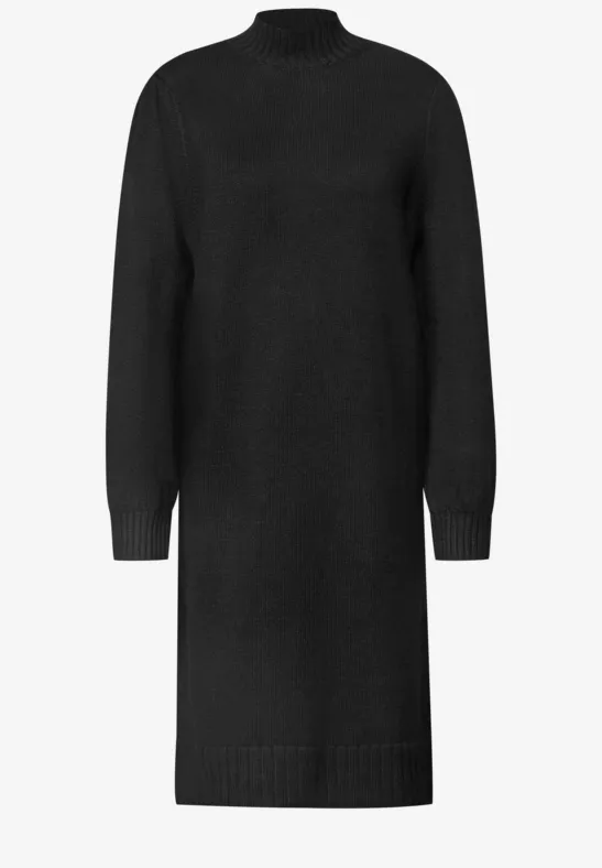 Schwarzes Strickkleid mit langen Ärmeln und hohem Kragen, knieumspielend.