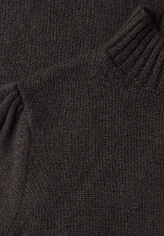 Brązowy sweter z dzianiny z wysokim, prążkowanym kołnierzem i dyskretnymi szwami