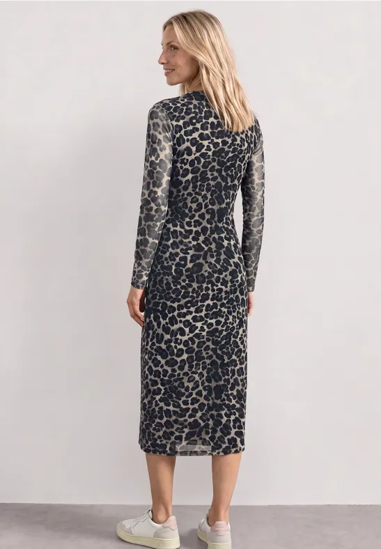 Frau in langärmligem, tailliertem Midikleid mit Leo-Print, Seiten-/Rückansicht.