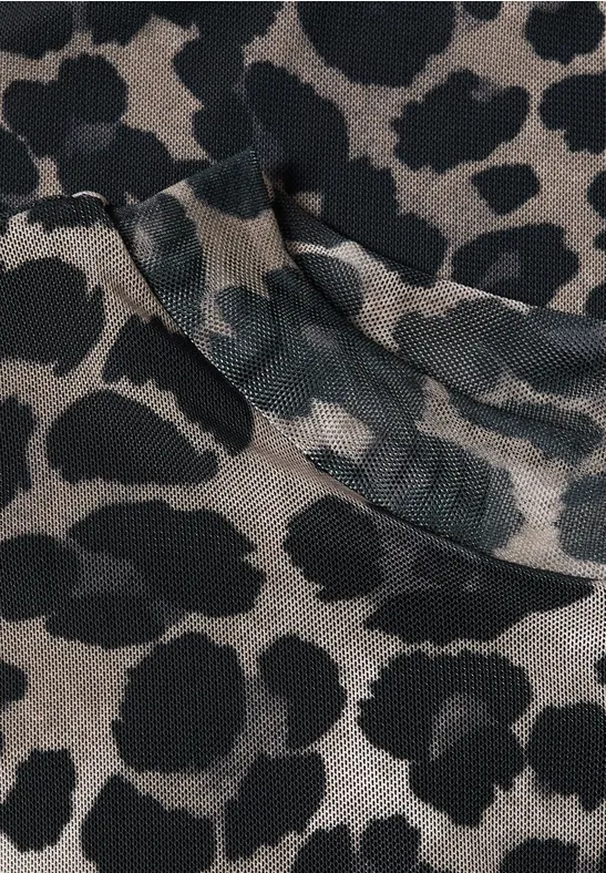 Weiche Jacke mit schwarzem Leopardenmuster auf beige-braunem Stoff, mit Tunnelzug und Tasche.