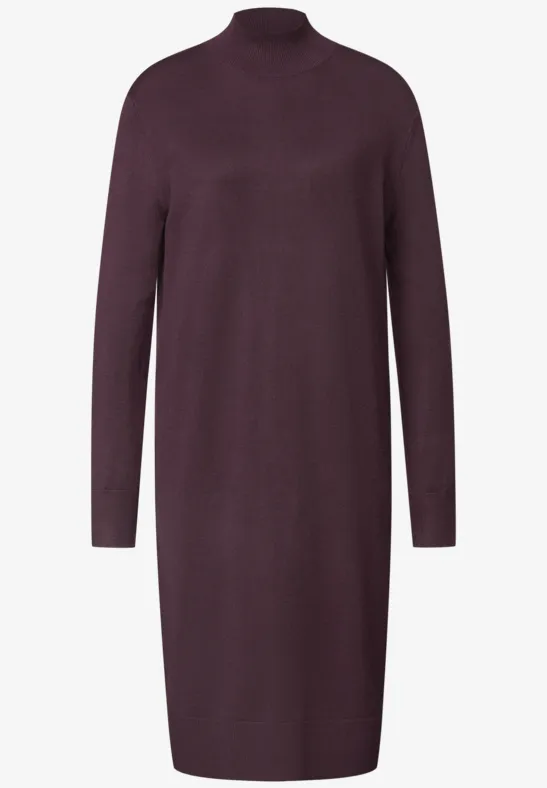 Langes Strickkleid in Pflaume mit Rollkragen und langen Ärmeln, knielang und leger geschnitten.