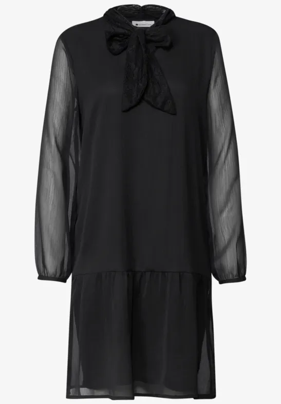 Schwarzes, knielanges Chiffonkleid mit transparenten Ärmeln, Rüschen am Saum und Schleifenkragen.