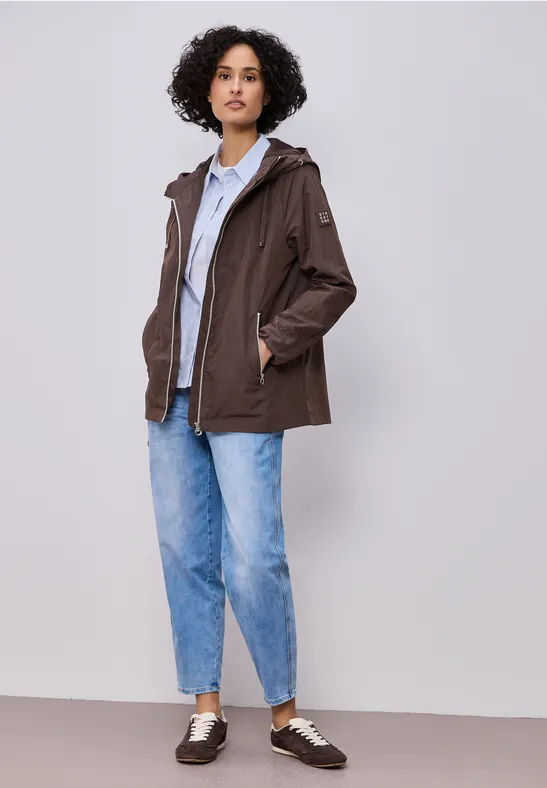 Moderner Windbreaker mahogany brown