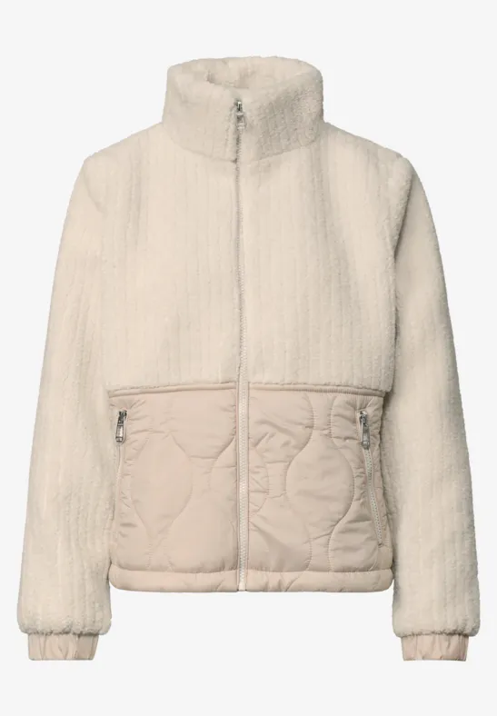 Beige Fleecejacke mit Stehkragen, durchgehendem Reißverschluss und gesteppter Fronttasche.