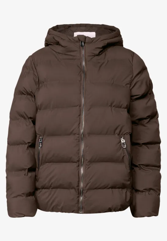 Veste matelassée marron foncé à capuche, fermeture éclair intégrale et poches latérales zippées.