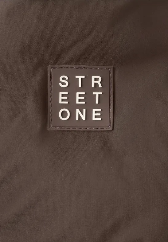 Tissu marron avec un patch en cuir brun portant le logo STREET ONE en lettres blanches.