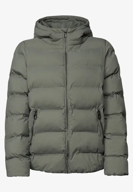 Veste matelassée à capuche couleur olive avec fermeture éclair intégrale et coutures horizontales.