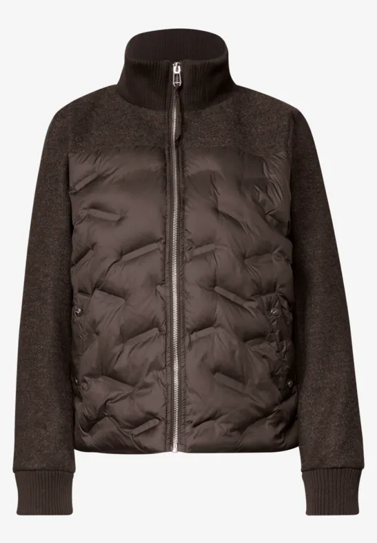 Schwarze Hybrid-Jacke mit gepolstertem Body, Strickärmeln und zentralem Reißverschluss.