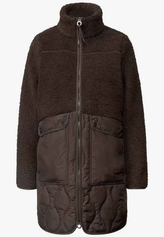 Braune Fleecejacke mit Hochkragen, durchgehendem Reißverschluss und zwei wattierten Taschen am unteren Saum.