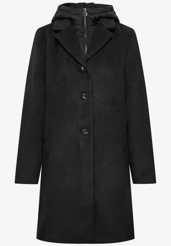 Manteau noir mi-long à capuche, coupe épurée et fermeture boutonnée