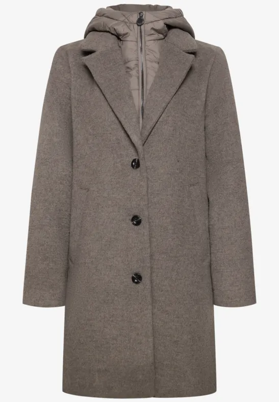 Manteau gris à capuche, longueur genou, trois boutons, doublure matelassée.