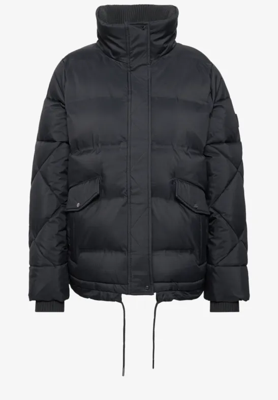 Schwarze Daunenjacke mit hohem Kragen, seitlichen Taschen und Kordelzug am Saum.