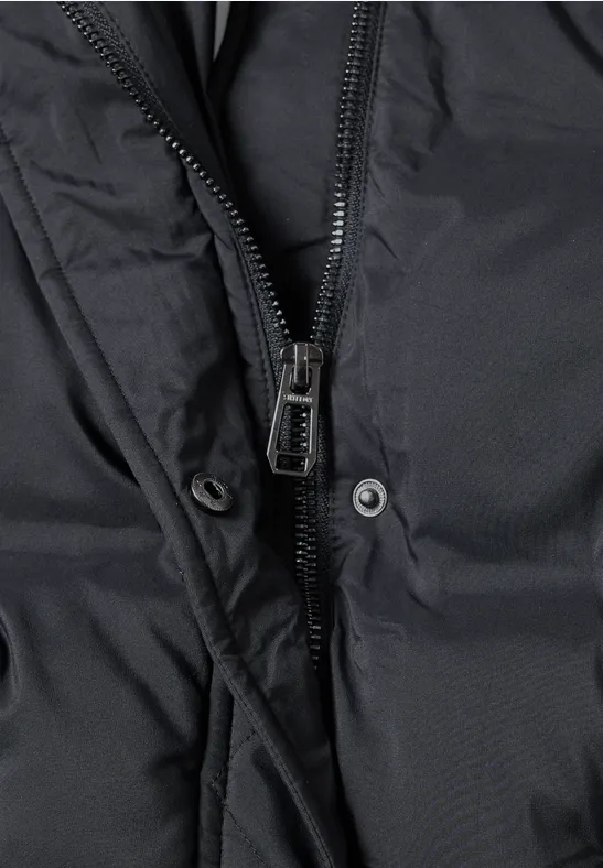 Detailaufnahme einer schwarzen Jacke mit Reißverschluss und Druckknöpfen.