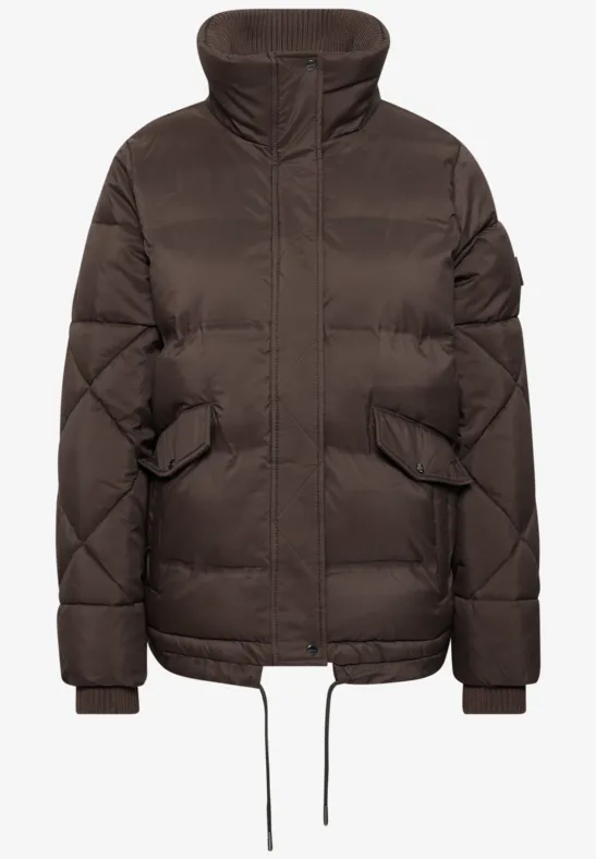Braune gesteppte Winterjacke mit hohem Kragen, Reißverschluss, Taschen mit Klappen und Kordelzug am Saum.