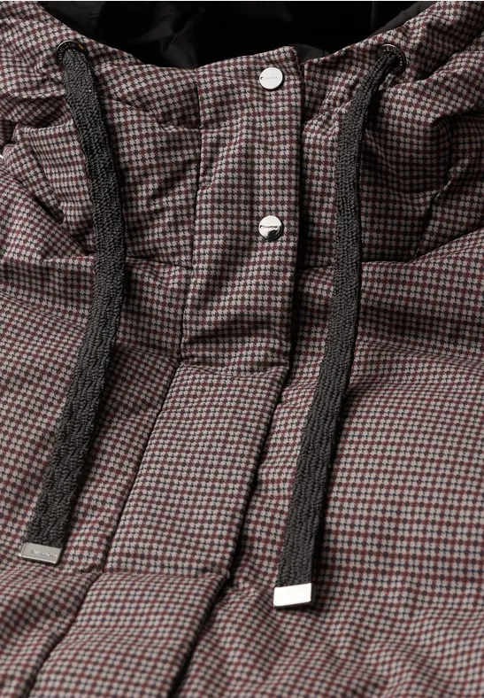 Karierte Steppjacke mit Kapuze, Kordeln und silbernen Enden.