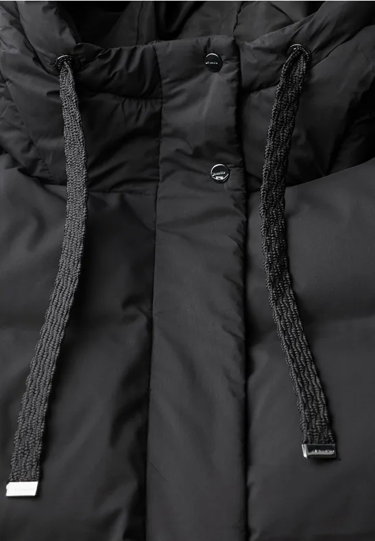 Schwarze gesteppte Winterjacke mit Kapuze, Kordelzug und dezenten Metall-Details