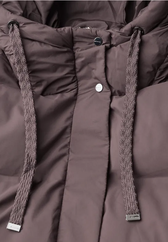 Braune, wattierte Jacke mit Kapuze, Kordelzügen und verdeckter Knopfleiste.